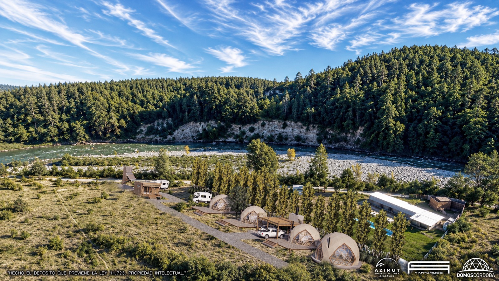 Vista aérea del predio junto al río, con el bosque de coníferas en la ladera