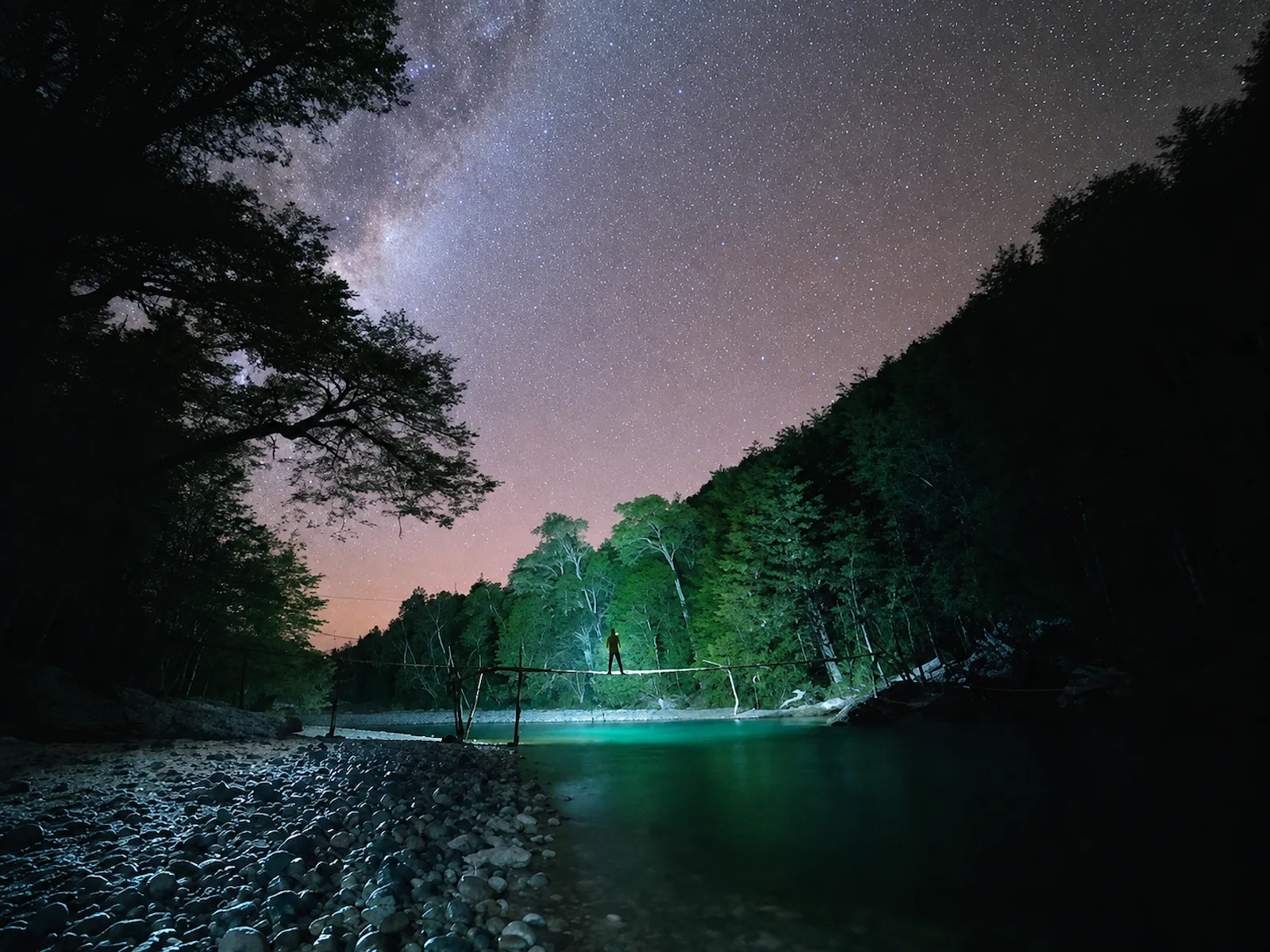 Cielo nocturno estrellado sobre el valle, sin contaminación lumínica