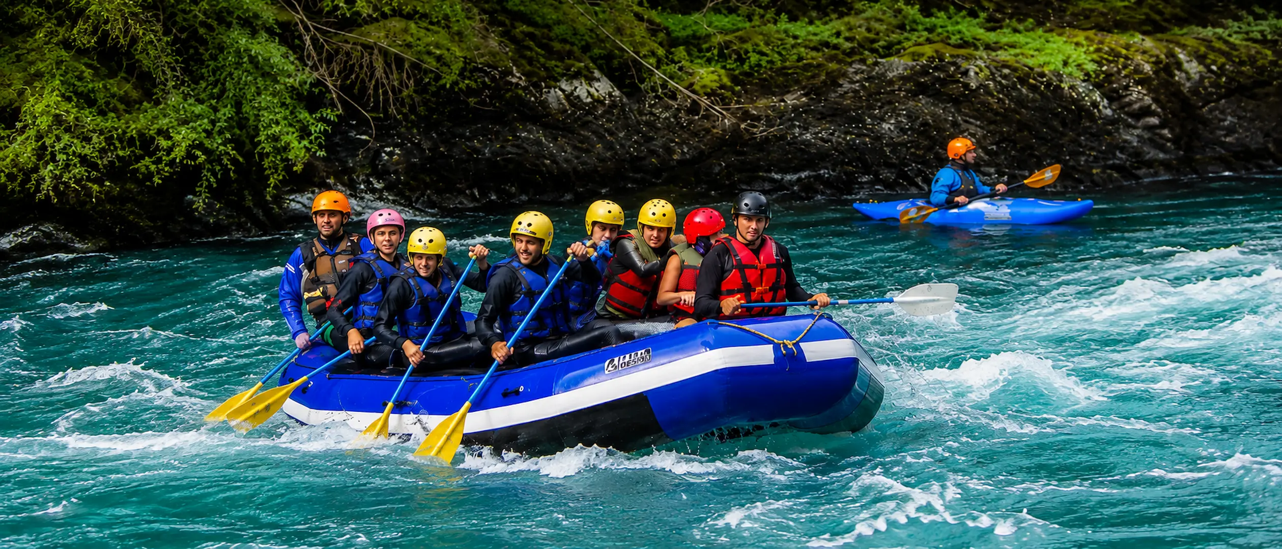 Balsa de rafting en el río Azul, entre bosque y piedra